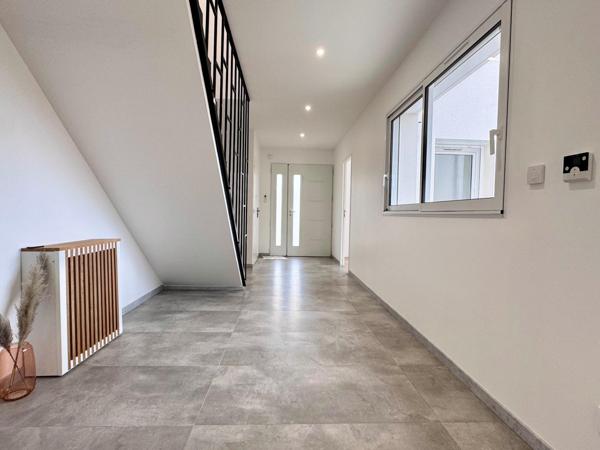 Maison neuve 4 chambres, bureau et jardin.