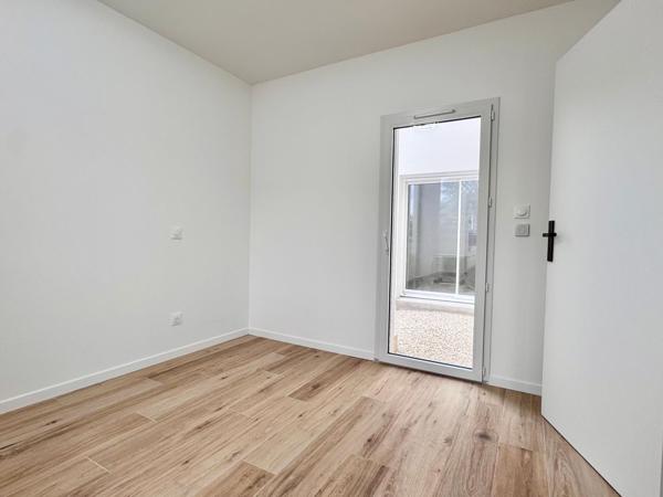 Maison neuve 4 chambres, bureau et jardin.