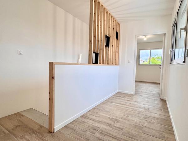 Maison neuve 4 chambres, bureau et jardin.