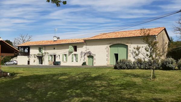 Grande maison de campagne, à proximité des commodités