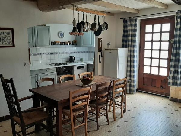 Grande maison de campagne, à proximité des commodités