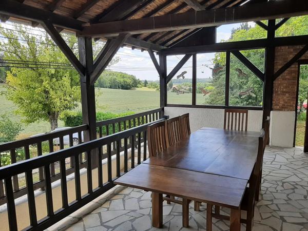 Grande maison de campagne, à proximité des commodités