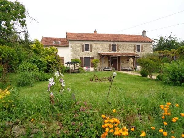 Ferme traditionnelle en pierre et maison d'hôtes sur son propre terrain