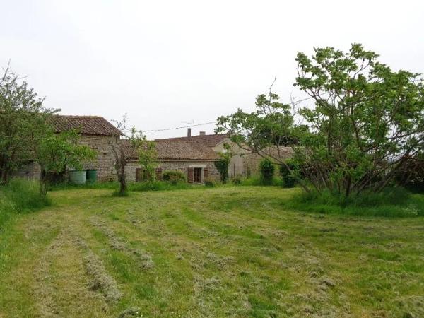 Ferme traditionnelle en pierre et maison d'hôtes sur son propre terrain