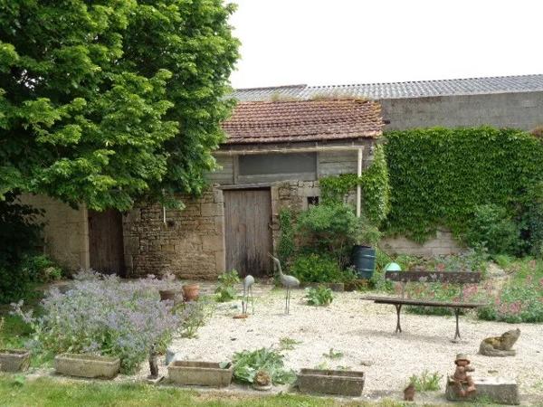 Ferme traditionnelle en pierre et maison d'hôtes sur son propre terrain