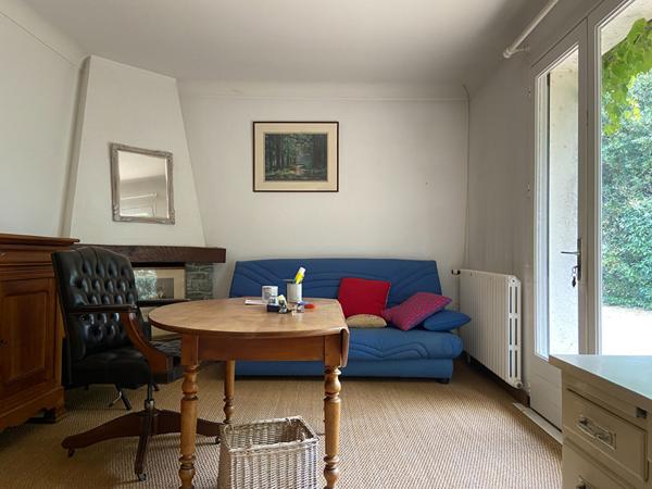 Maison de caractère 5 ch. sur terrain de 6 470 m2 avec terrasse, piscine, préaux...