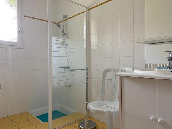 Maison de caractère 5 ch. sur terrain de 6 470 m2 avec terrasse, piscine, préaux...