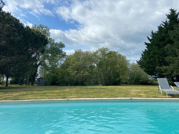 Maison de caractère 5 ch. sur terrain de 6 470 m2 avec terrasse, piscine, préaux...