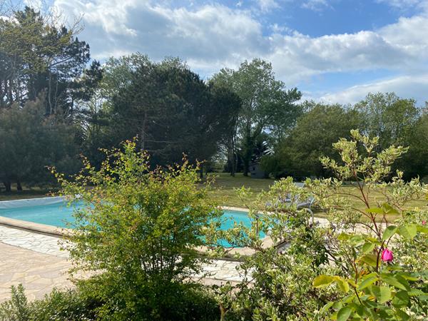 Maison de caractère 5 ch. sur terrain de 6 470 m2 avec terrasse, piscine, préaux...