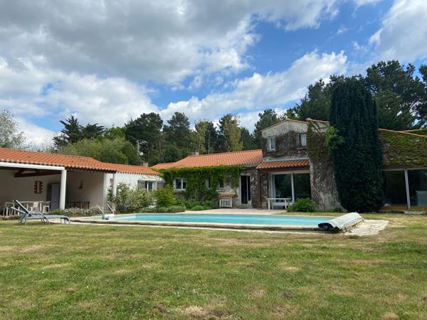 Maison de caractère 5 ch. sur terrain de 6 470 m2 avec terrasse, piscine, préaux...