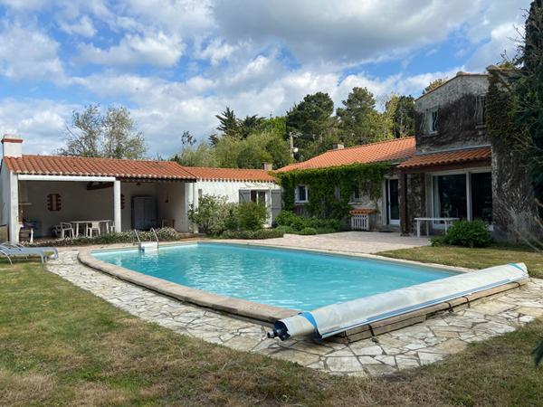 Maison de caractère 5 ch. sur terrain de 6 470 m2 avec terrasse, piscine, préaux...