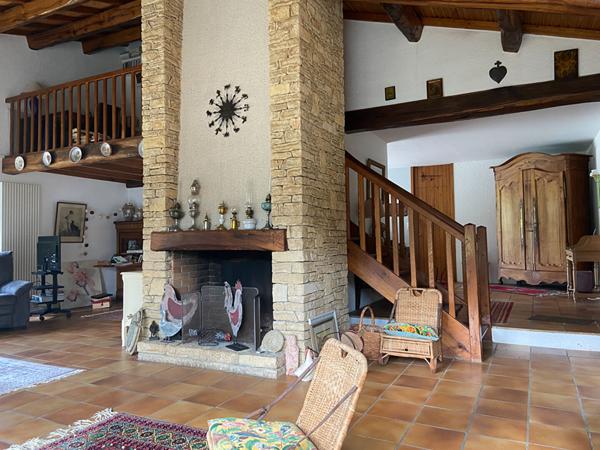 Maison de caractère 5 ch. sur terrain de 6 470 m2 avec terrasse, piscine, préaux...