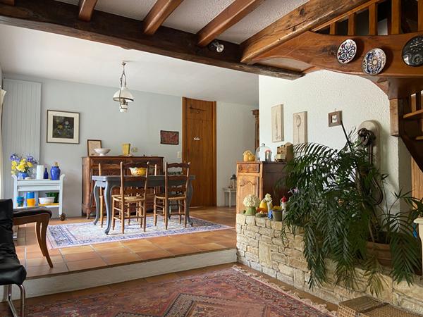 Maison de caractère 5 ch. sur terrain de 6 470 m2 avec terrasse, piscine, préaux...