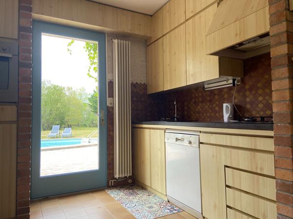 Maison de caractère 5 ch. sur terrain de 6 470 m2 avec terrasse, piscine, préaux...