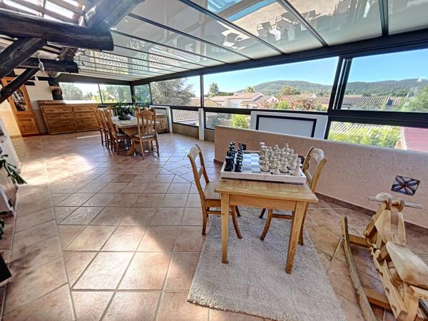 Bormes-les-Mimosas (83230) Beau T4 lumineux avec 2 chambres + piscine.