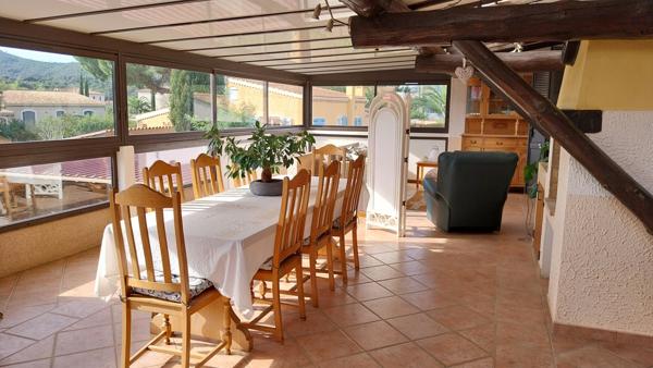 Bormes-les-Mimosas (83230) Beau T4 lumineux avec 2 chambres + piscine.