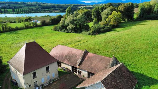 Rare propriété en Pierre avec dépendances