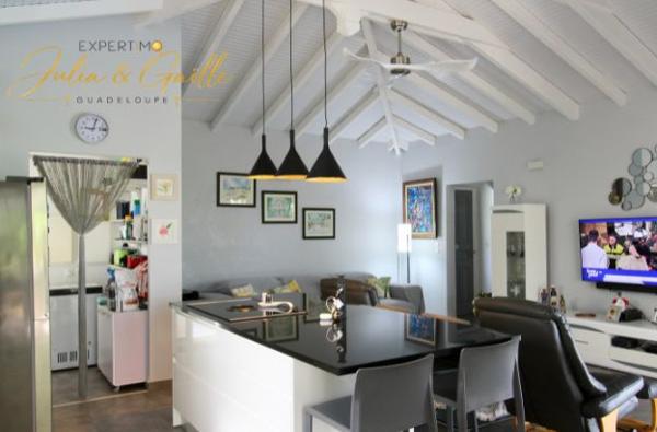À VENDRE – LE MOULE | Maison moderne avec piscine et carbet – 495 000 € 495 000 €