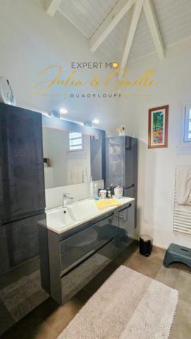 À VENDRE – LE MOULE | Maison moderne avec piscine et carbet – 495 000 € 495 000 €