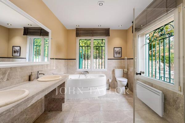 Villa de luxe avec vue mer, dans un domaine privé – Grasse