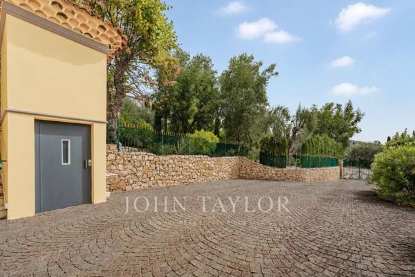 Villa de luxe avec vue mer, dans un domaine privé – Grasse