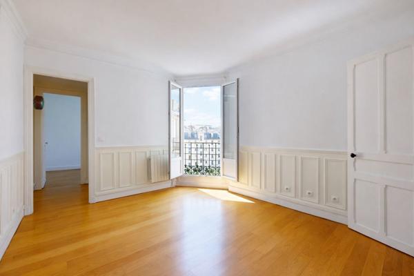 Charmant 2 pièces dernier étage avec ascenseur.