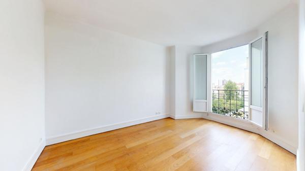 Charmant 2 pièces dernier étage avec ascenseur.