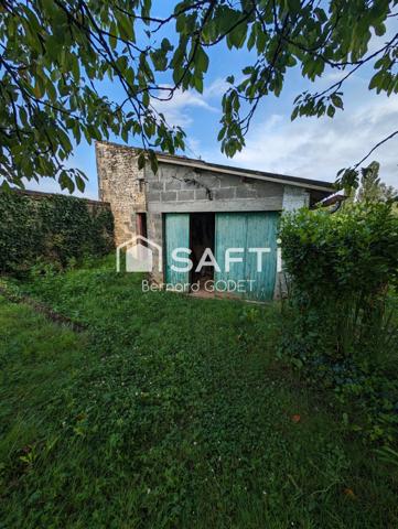 terrain non constructible clôturé au bord du lien Ruffec 16700 avec arbres fruitiers. dépendance et un garage.