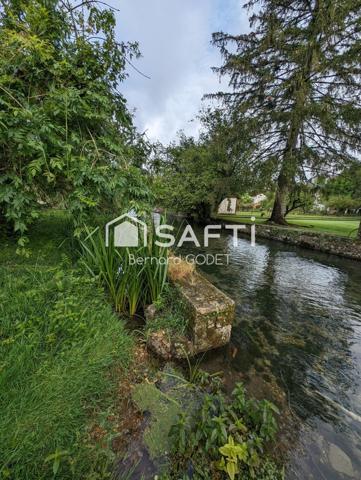 terrain non constructible clôturé au bord du lien Ruffec 16700 avec arbres fruitiers. dépendance et un garage.