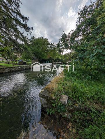 terrain non constructible clôturé au bord du lien Ruffec 16700 avec arbres fruitiers. dépendance et un garage.