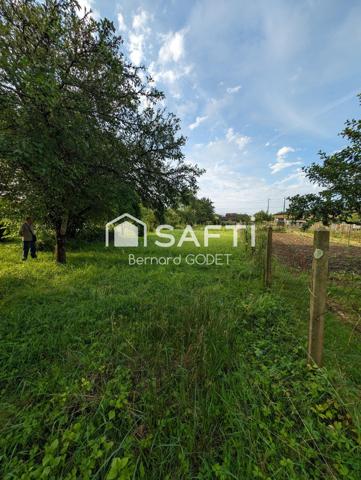 terrain non constructible clôturé au bord du lien Ruffec 16700 avec arbres fruitiers. dépendance et un garage.