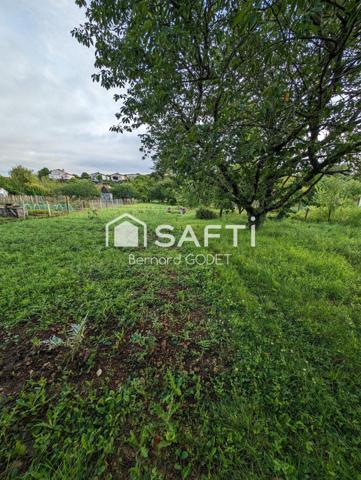 terrain non constructible clôturé au bord du lien Ruffec 16700 avec arbres fruitiers. dépendance et un garage.