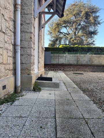Nichée au cœur d'un quartier calme, cette maison de en pierre pleine de charme de 64 m² de 3 pièces est un havre de paix idéal pour les amateurs de tranquillité. Avec ses 3 pièces, vous profiterez d'un lieu de vie chaleureux et convivial. 

L'agencement intérieur offre une belle fluidité entre le séjour et la cuisine, tandis que la menuiserie apporte une touche d'authenticité. La maison est en bon état général, avec une surface bien optimisée. Une terrasse et une très belle cour vous accueillent pour vos moments de détente en extérieur. Côté pratique, un  parkings et un garage sont à votre disposition, ainsi qu'une cave pour le rangement.

À proximité, les commodités sont accessibles, facilitant votre quotidien. Ne manquez pas cette opportunité d'acquérir un bien où il fait bon vivre!

Contactez Karima AIT BRAHAM pour plus de renseignements.