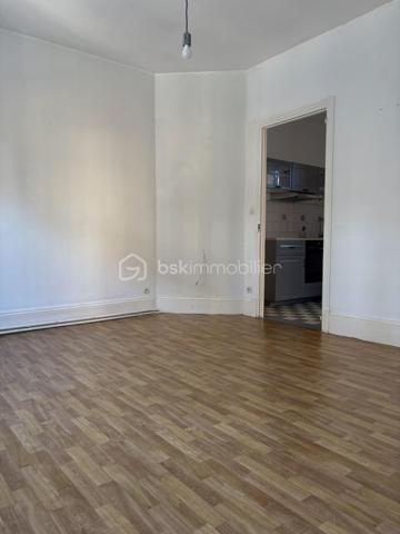 Nichée au cœur d'un quartier calme, cette maison de en pierre pleine de charme de 64 m² de 3 pièces est un havre de paix idéal pour les amateurs de tranquillité. Avec ses 3 pièces, vous profiterez d'un lieu de vie chaleureux et convivial. 

L'agencement intérieur offre une belle fluidité entre le séjour et la cuisine, tandis que la menuiserie apporte une touche d'authenticité. La maison est en bon état général, avec une surface bien optimisée. Une terrasse et une très belle cour vous accueillent pour vos moments de détente en extérieur. Côté pratique, un  parkings et un garage sont à votre disposition, ainsi qu'une cave pour le rangement.

À proximité, les commodités sont accessibles, facilitant votre quotidien. Ne manquez pas cette opportunité d'acquérir un bien où il fait bon vivre!

Contactez Karima AIT BRAHAM pour plus de renseignements.