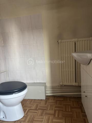 Nichée au cœur d'un quartier calme, cette maison de en pierre pleine de charme de 64 m² de 3 pièces est un havre de paix idéal pour les amateurs de tranquillité. Avec ses 3 pièces, vous profiterez d'un lieu de vie chaleureux et convivial. 

L'agencement intérieur offre une belle fluidité entre le séjour et la cuisine, tandis que la menuiserie apporte une touche d'authenticité. La maison est en bon état général, avec une surface bien optimisée. Une terrasse et une très belle cour vous accueillent pour vos moments de détente en extérieur. Côté pratique, un  parkings et un garage sont à votre disposition, ainsi qu'une cave pour le rangement.

À proximité, les commodités sont accessibles, facilitant votre quotidien. Ne manquez pas cette opportunité d'acquérir un bien où il fait bon vivre!

Contactez Karima AIT BRAHAM pour plus de renseignements.