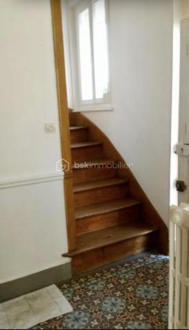 Nichée au cœur d'un quartier calme, cette maison de en pierre pleine de charme de 64 m² de 3 pièces est un havre de paix idéal pour les amateurs de tranquillité. Avec ses 3 pièces, vous profiterez d'un lieu de vie chaleureux et convivial. 

L'agencement intérieur offre une belle fluidité entre le séjour et la cuisine, tandis que la menuiserie apporte une touche d'authenticité. La maison est en bon état général, avec une surface bien optimisée. Une terrasse et une très belle cour vous accueillent pour vos moments de détente en extérieur. Côté pratique, un  parkings et un garage sont à votre disposition, ainsi qu'une cave pour le rangement.

À proximité, les commodités sont accessibles, facilitant votre quotidien. Ne manquez pas cette opportunité d'acquérir un bien où il fait bon vivre!

Contactez Karima AIT BRAHAM pour plus de renseignements.