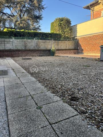 Nichée au cœur d'un quartier calme, cette maison de en pierre pleine de charme de 64 m² de 3 pièces est un havre de paix idéal pour les amateurs de tranquillité. Avec ses 3 pièces, vous profiterez d'un lieu de vie chaleureux et convivial. 

L'agencement intérieur offre une belle fluidité entre le séjour et la cuisine, tandis que la menuiserie apporte une touche d'authenticité. La maison est en bon état général, avec une surface bien optimisée. Une terrasse et une très belle cour vous accueillent pour vos moments de détente en extérieur. Côté pratique, un  parkings et un garage sont à votre disposition, ainsi qu'une cave pour le rangement.

À proximité, les commodités sont accessibles, facilitant votre quotidien. Ne manquez pas cette opportunité d'acquérir un bien où il fait bon vivre!

Contactez Karima AIT BRAHAM pour plus de renseignements.