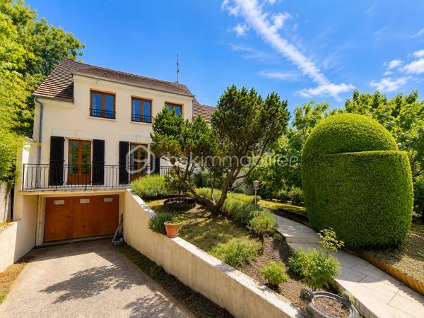 Située dans un environnement calme et pavillonnaire, proche du marché des Bosserons, cette belle maison familiale de 160 m² habitables, édifiée sur un terrain de 517 m², saura vous séduire par ses beaux volumes, sa luminosité et la qualité de sa construction.

Dès l’entrée, vous découvrirez un vaste hall desservant un triple séjour d’environ 42 m², lumineux et CLIMATISÉ, agrémenté d’un élégant sol en marbre et d’une cheminée à bois. Cet espace de vie offre un accès direct à la terrasse et au jardin.

La cuisine indépendante d’environ 18 m², spacieuse et conviviale, bénéficie elle aussi d’un accès direct à la terrasse.

Le rez-de-chaussée comprend également une chambre, un grand placard de rangement dans le couloir, des WC indépendants avec lave-mains.

Un superbe escalier en marbre, équipé d’un monte-escalier sur mesure (facilement démontable si souhaité), mène à l’étage.

L’espace nuit se compose de 4 chambres avec placards intégrés, dont une suite parentale avec sa salle d’eau privative.
 Une seconde grande salle d’eau ainsi qu’un dressing complètent ce niveau.

Le sous-sol total d’environ 85 m² comprend :

* Un double garage.
* Une chaufferie/buanderie avec fenêtre.
* Une pièce supplémentaire avec accès direct au jardin.

À l’extérieur, vous profiterez d’un agréable jardin de 517 m², agrémenté d’un cabanon cadastré, idéal pour le rangement.

Les atouts de cette maison :

* CLIMATISATION récente dans le séjour.
* Fenêtres en double vitrage.
* Tableau électrique récent.
* Portail motorisé.
* Porte de garage motorisée.
  Pas de vis-à-vis!

Cette maison offre de beaux volumes, une distribution fonctionnelle et un cadre de vie agréable, idéale pour une famille à la recherche d’espace dans un quartier recherché.
