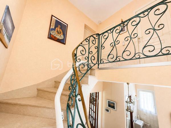 Située dans un environnement calme et pavillonnaire, proche du marché des Bosserons, cette belle maison familiale de 160 m² habitables, édifiée sur un terrain de 517 m², saura vous séduire par ses beaux volumes, sa luminosité et la qualité de sa construction.

Dès l’entrée, vous découvrirez un vaste hall desservant un triple séjour d’environ 42 m², lumineux et CLIMATISÉ, agrémenté d’un élégant sol en marbre et d’une cheminée à bois. Cet espace de vie offre un accès direct à la terrasse et au jardin.

La cuisine indépendante d’environ 18 m², spacieuse et conviviale, bénéficie elle aussi d’un accès direct à la terrasse.

Le rez-de-chaussée comprend également une chambre, un grand placard de rangement dans le couloir, des WC indépendants avec lave-mains.

Un superbe escalier en marbre, équipé d’un monte-escalier sur mesure (facilement démontable si souhaité), mène à l’étage.

L’espace nuit se compose de 4 chambres avec placards intégrés, dont une suite parentale avec sa salle d’eau privative.
 Une seconde grande salle d’eau ainsi qu’un dressing complètent ce niveau.

Le sous-sol total d’environ 85 m² comprend :

* Un double garage.
* Une chaufferie/buanderie avec fenêtre.
* Une pièce supplémentaire avec accès direct au jardin.

À l’extérieur, vous profiterez d’un agréable jardin de 517 m², agrémenté d’un cabanon cadastré, idéal pour le rangement.

Les atouts de cette maison :

* CLIMATISATION récente dans le séjour.
* Fenêtres en double vitrage.
* Tableau électrique récent.
* Portail motorisé.
* Porte de garage motorisée.
  Pas de vis-à-vis!

Cette maison offre de beaux volumes, une distribution fonctionnelle et un cadre de vie agréable, idéale pour une famille à la recherche d’espace dans un quartier recherché.