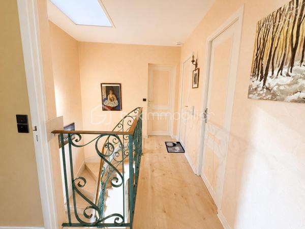 Située dans un environnement calme et pavillonnaire, proche du marché des Bosserons, cette belle maison familiale de 160 m² habitables, édifiée sur un terrain de 517 m², saura vous séduire par ses beaux volumes, sa luminosité et la qualité de sa construction.

Dès l’entrée, vous découvrirez un vaste hall desservant un triple séjour d’environ 42 m², lumineux et CLIMATISÉ, agrémenté d’un élégant sol en marbre et d’une cheminée à bois. Cet espace de vie offre un accès direct à la terrasse et au jardin.

La cuisine indépendante d’environ 18 m², spacieuse et conviviale, bénéficie elle aussi d’un accès direct à la terrasse.

Le rez-de-chaussée comprend également une chambre, un grand placard de rangement dans le couloir, des WC indépendants avec lave-mains.

Un superbe escalier en marbre, équipé d’un monte-escalier sur mesure (facilement démontable si souhaité), mène à l’étage.

L’espace nuit se compose de 4 chambres avec placards intégrés, dont une suite parentale avec sa salle d’eau privative.
 Une seconde grande salle d’eau ainsi qu’un dressing complètent ce niveau.

Le sous-sol total d’environ 85 m² comprend :

* Un double garage.
* Une chaufferie/buanderie avec fenêtre.
* Une pièce supplémentaire avec accès direct au jardin.

À l’extérieur, vous profiterez d’un agréable jardin de 517 m², agrémenté d’un cabanon cadastré, idéal pour le rangement.

Les atouts de cette maison :

* CLIMATISATION récente dans le séjour.
* Fenêtres en double vitrage.
* Tableau électrique récent.
* Portail motorisé.
* Porte de garage motorisée.
  Pas de vis-à-vis!

Cette maison offre de beaux volumes, une distribution fonctionnelle et un cadre de vie agréable, idéale pour une famille à la recherche d’espace dans un quartier recherché.