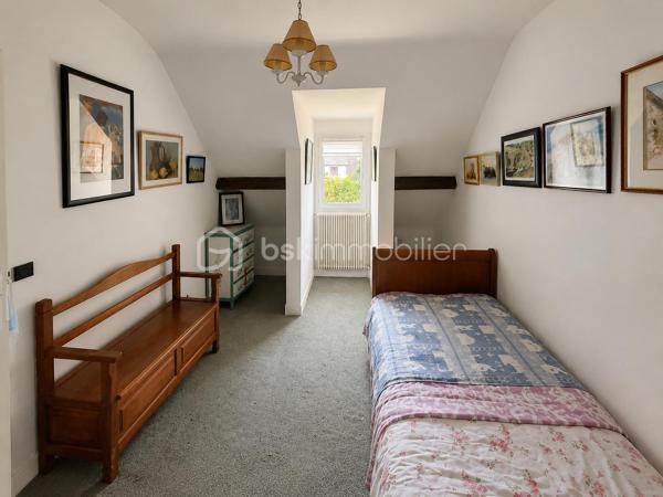 Située dans un environnement calme et pavillonnaire, proche du marché des Bosserons, cette belle maison familiale de 160 m² habitables, édifiée sur un terrain de 517 m², saura vous séduire par ses beaux volumes, sa luminosité et la qualité de sa construction.

Dès l’entrée, vous découvrirez un vaste hall desservant un triple séjour d’environ 42 m², lumineux et CLIMATISÉ, agrémenté d’un élégant sol en marbre et d’une cheminée à bois. Cet espace de vie offre un accès direct à la terrasse et au jardin.

La cuisine indépendante d’environ 18 m², spacieuse et conviviale, bénéficie elle aussi d’un accès direct à la terrasse.

Le rez-de-chaussée comprend également une chambre, un grand placard de rangement dans le couloir, des WC indépendants avec lave-mains.

Un superbe escalier en marbre, équipé d’un monte-escalier sur mesure (facilement démontable si souhaité), mène à l’étage.

L’espace nuit se compose de 4 chambres avec placards intégrés, dont une suite parentale avec sa salle d’eau privative.
 Une seconde grande salle d’eau ainsi qu’un dressing complètent ce niveau.

Le sous-sol total d’environ 85 m² comprend :

* Un double garage.
* Une chaufferie/buanderie avec fenêtre.
* Une pièce supplémentaire avec accès direct au jardin.

À l’extérieur, vous profiterez d’un agréable jardin de 517 m², agrémenté d’un cabanon cadastré, idéal pour le rangement.

Les atouts de cette maison :

* CLIMATISATION récente dans le séjour.
* Fenêtres en double vitrage.
* Tableau électrique récent.
* Portail motorisé.
* Porte de garage motorisée.
  Pas de vis-à-vis!

Cette maison offre de beaux volumes, une distribution fonctionnelle et un cadre de vie agréable, idéale pour une famille à la recherche d’espace dans un quartier recherché.