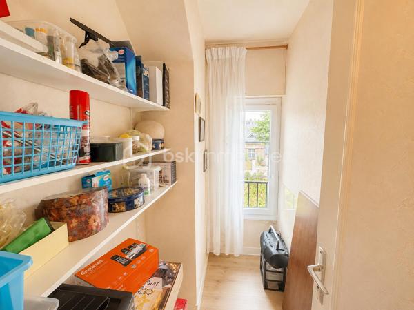 Située dans un environnement calme et pavillonnaire, proche du marché des Bosserons, cette belle maison familiale de 160 m² habitables, édifiée sur un terrain de 517 m², saura vous séduire par ses beaux volumes, sa luminosité et la qualité de sa construction.

Dès l’entrée, vous découvrirez un vaste hall desservant un triple séjour d’environ 42 m², lumineux et CLIMATISÉ, agrémenté d’un élégant sol en marbre et d’une cheminée à bois. Cet espace de vie offre un accès direct à la terrasse et au jardin.

La cuisine indépendante d’environ 18 m², spacieuse et conviviale, bénéficie elle aussi d’un accès direct à la terrasse.

Le rez-de-chaussée comprend également une chambre, un grand placard de rangement dans le couloir, des WC indépendants avec lave-mains.

Un superbe escalier en marbre, équipé d’un monte-escalier sur mesure (facilement démontable si souhaité), mène à l’étage.

L’espace nuit se compose de 4 chambres avec placards intégrés, dont une suite parentale avec sa salle d’eau privative.
 Une seconde grande salle d’eau ainsi qu’un dressing complètent ce niveau.

Le sous-sol total d’environ 85 m² comprend :

* Un double garage.
* Une chaufferie/buanderie avec fenêtre.
* Une pièce supplémentaire avec accès direct au jardin.

À l’extérieur, vous profiterez d’un agréable jardin de 517 m², agrémenté d’un cabanon cadastré, idéal pour le rangement.

Les atouts de cette maison :

* CLIMATISATION récente dans le séjour.
* Fenêtres en double vitrage.
* Tableau électrique récent.
* Portail motorisé.
* Porte de garage motorisée.
  Pas de vis-à-vis!

Cette maison offre de beaux volumes, une distribution fonctionnelle et un cadre de vie agréable, idéale pour une famille à la recherche d’espace dans un quartier recherché.