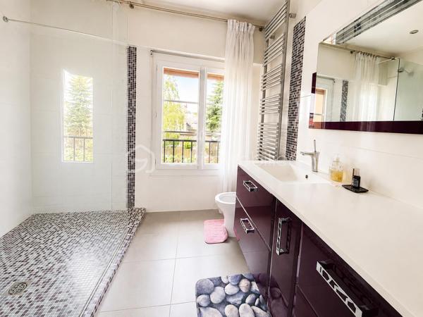 Située dans un environnement calme et pavillonnaire, proche du marché des Bosserons, cette belle maison familiale de 160 m² habitables, édifiée sur un terrain de 517 m², saura vous séduire par ses beaux volumes, sa luminosité et la qualité de sa construction.

Dès l’entrée, vous découvrirez un vaste hall desservant un triple séjour d’environ 42 m², lumineux et CLIMATISÉ, agrémenté d’un élégant sol en marbre et d’une cheminée à bois. Cet espace de vie offre un accès direct à la terrasse et au jardin.

La cuisine indépendante d’environ 18 m², spacieuse et conviviale, bénéficie elle aussi d’un accès direct à la terrasse.

Le rez-de-chaussée comprend également une chambre, un grand placard de rangement dans le couloir, des WC indépendants avec lave-mains.

Un superbe escalier en marbre, équipé d’un monte-escalier sur mesure (facilement démontable si souhaité), mène à l’étage.

L’espace nuit se compose de 4 chambres avec placards intégrés, dont une suite parentale avec sa salle d’eau privative.
 Une seconde grande salle d’eau ainsi qu’un dressing complètent ce niveau.

Le sous-sol total d’environ 85 m² comprend :

* Un double garage.
* Une chaufferie/buanderie avec fenêtre.
* Une pièce supplémentaire avec accès direct au jardin.

À l’extérieur, vous profiterez d’un agréable jardin de 517 m², agrémenté d’un cabanon cadastré, idéal pour le rangement.

Les atouts de cette maison :

* CLIMATISATION récente dans le séjour.
* Fenêtres en double vitrage.
* Tableau électrique récent.
* Portail motorisé.
* Porte de garage motorisée.
  Pas de vis-à-vis!

Cette maison offre de beaux volumes, une distribution fonctionnelle et un cadre de vie agréable, idéale pour une famille à la recherche d’espace dans un quartier recherché.