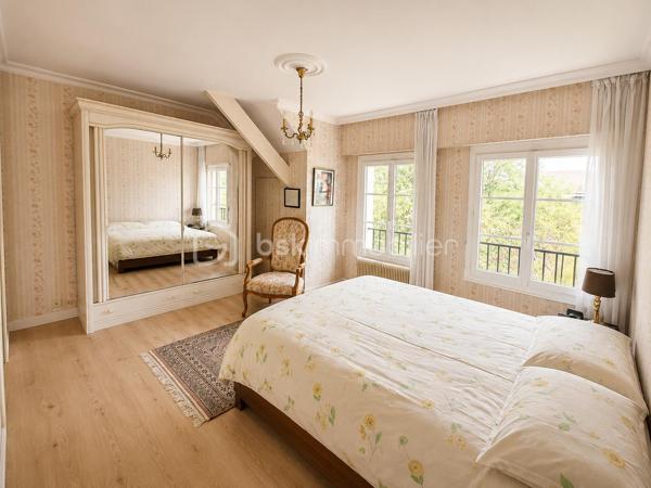 Située dans un environnement calme et pavillonnaire, proche du marché des Bosserons, cette belle maison familiale de 160 m² habitables, édifiée sur un terrain de 517 m², saura vous séduire par ses beaux volumes, sa luminosité et la qualité de sa construction.

Dès l’entrée, vous découvrirez un vaste hall desservant un triple séjour d’environ 42 m², lumineux et CLIMATISÉ, agrémenté d’un élégant sol en marbre et d’une cheminée à bois. Cet espace de vie offre un accès direct à la terrasse et au jardin.

La cuisine indépendante d’environ 18 m², spacieuse et conviviale, bénéficie elle aussi d’un accès direct à la terrasse.

Le rez-de-chaussée comprend également une chambre, un grand placard de rangement dans le couloir, des WC indépendants avec lave-mains.

Un superbe escalier en marbre, équipé d’un monte-escalier sur mesure (facilement démontable si souhaité), mène à l’étage.

L’espace nuit se compose de 4 chambres avec placards intégrés, dont une suite parentale avec sa salle d’eau privative.
 Une seconde grande salle d’eau ainsi qu’un dressing complètent ce niveau.

Le sous-sol total d’environ 85 m² comprend :

* Un double garage.
* Une chaufferie/buanderie avec fenêtre.
* Une pièce supplémentaire avec accès direct au jardin.

À l’extérieur, vous profiterez d’un agréable jardin de 517 m², agrémenté d’un cabanon cadastré, idéal pour le rangement.

Les atouts de cette maison :

* CLIMATISATION récente dans le séjour.
* Fenêtres en double vitrage.
* Tableau électrique récent.
* Portail motorisé.
* Porte de garage motorisée.
  Pas de vis-à-vis!

Cette maison offre de beaux volumes, une distribution fonctionnelle et un cadre de vie agréable, idéale pour une famille à la recherche d’espace dans un quartier recherché.