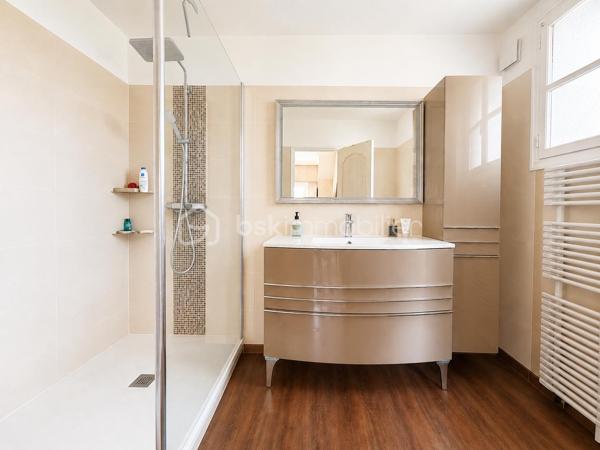Située dans un environnement calme et pavillonnaire, proche du marché des Bosserons, cette belle maison familiale de 160 m² habitables, édifiée sur un terrain de 517 m², saura vous séduire par ses beaux volumes, sa luminosité et la qualité de sa construction.

Dès l’entrée, vous découvrirez un vaste hall desservant un triple séjour d’environ 42 m², lumineux et CLIMATISÉ, agrémenté d’un élégant sol en marbre et d’une cheminée à bois. Cet espace de vie offre un accès direct à la terrasse et au jardin.

La cuisine indépendante d’environ 18 m², spacieuse et conviviale, bénéficie elle aussi d’un accès direct à la terrasse.

Le rez-de-chaussée comprend également une chambre, un grand placard de rangement dans le couloir, des WC indépendants avec lave-mains.

Un superbe escalier en marbre, équipé d’un monte-escalier sur mesure (facilement démontable si souhaité), mène à l’étage.

L’espace nuit se compose de 4 chambres avec placards intégrés, dont une suite parentale avec sa salle d’eau privative.
 Une seconde grande salle d’eau ainsi qu’un dressing complètent ce niveau.

Le sous-sol total d’environ 85 m² comprend :

* Un double garage.
* Une chaufferie/buanderie avec fenêtre.
* Une pièce supplémentaire avec accès direct au jardin.

À l’extérieur, vous profiterez d’un agréable jardin de 517 m², agrémenté d’un cabanon cadastré, idéal pour le rangement.

Les atouts de cette maison :

* CLIMATISATION récente dans le séjour.
* Fenêtres en double vitrage.
* Tableau électrique récent.
* Portail motorisé.
* Porte de garage motorisée.
  Pas de vis-à-vis!

Cette maison offre de beaux volumes, une distribution fonctionnelle et un cadre de vie agréable, idéale pour une famille à la recherche d’espace dans un quartier recherché.