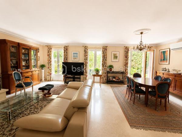 Située dans un environnement calme et pavillonnaire, proche du marché des Bosserons, cette belle maison familiale de 160 m² habitables, édifiée sur un terrain de 517 m², saura vous séduire par ses beaux volumes, sa luminosité et la qualité de sa construction.

Dès l’entrée, vous découvrirez un vaste hall desservant un triple séjour d’environ 42 m², lumineux et CLIMATISÉ, agrémenté d’un élégant sol en marbre et d’une cheminée à bois. Cet espace de vie offre un accès direct à la terrasse et au jardin.

La cuisine indépendante d’environ 18 m², spacieuse et conviviale, bénéficie elle aussi d’un accès direct à la terrasse.

Le rez-de-chaussée comprend également une chambre, un grand placard de rangement dans le couloir, des WC indépendants avec lave-mains.

Un superbe escalier en marbre, équipé d’un monte-escalier sur mesure (facilement démontable si souhaité), mène à l’étage.

L’espace nuit se compose de 4 chambres avec placards intégrés, dont une suite parentale avec sa salle d’eau privative.
 Une seconde grande salle d’eau ainsi qu’un dressing complètent ce niveau.

Le sous-sol total d’environ 85 m² comprend :

* Un double garage.
* Une chaufferie/buanderie avec fenêtre.
* Une pièce supplémentaire avec accès direct au jardin.

À l’extérieur, vous profiterez d’un agréable jardin de 517 m², agrémenté d’un cabanon cadastré, idéal pour le rangement.

Les atouts de cette maison :

* CLIMATISATION récente dans le séjour.
* Fenêtres en double vitrage.
* Tableau électrique récent.
* Portail motorisé.
* Porte de garage motorisée.
  Pas de vis-à-vis!

Cette maison offre de beaux volumes, une distribution fonctionnelle et un cadre de vie agréable, idéale pour une famille à la recherche d’espace dans un quartier recherché.