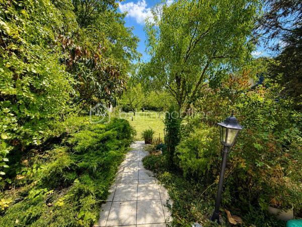 Située dans un environnement calme et pavillonnaire, proche du marché des Bosserons, cette belle maison familiale de 160 m² habitables, édifiée sur un terrain de 517 m², saura vous séduire par ses beaux volumes, sa luminosité et la qualité de sa construction.

Dès l’entrée, vous découvrirez un vaste hall desservant un triple séjour d’environ 42 m², lumineux et CLIMATISÉ, agrémenté d’un élégant sol en marbre et d’une cheminée à bois. Cet espace de vie offre un accès direct à la terrasse et au jardin.

La cuisine indépendante d’environ 18 m², spacieuse et conviviale, bénéficie elle aussi d’un accès direct à la terrasse.

Le rez-de-chaussée comprend également une chambre, un grand placard de rangement dans le couloir, des WC indépendants avec lave-mains.

Un superbe escalier en marbre, équipé d’un monte-escalier sur mesure (facilement démontable si souhaité), mène à l’étage.

L’espace nuit se compose de 4 chambres avec placards intégrés, dont une suite parentale avec sa salle d’eau privative.
 Une seconde grande salle d’eau ainsi qu’un dressing complètent ce niveau.

Le sous-sol total d’environ 85 m² comprend :

* Un double garage.
* Une chaufferie/buanderie avec fenêtre.
* Une pièce supplémentaire avec accès direct au jardin.

À l’extérieur, vous profiterez d’un agréable jardin de 517 m², agrémenté d’un cabanon cadastré, idéal pour le rangement.

Les atouts de cette maison :

* CLIMATISATION récente dans le séjour.
* Fenêtres en double vitrage.
* Tableau électrique récent.
* Portail motorisé.
* Porte de garage motorisée.
  Pas de vis-à-vis!

Cette maison offre de beaux volumes, une distribution fonctionnelle et un cadre de vie agréable, idéale pour une famille à la recherche d’espace dans un quartier recherché.