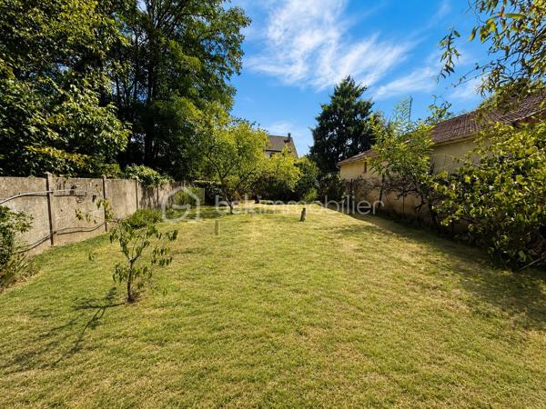 Située dans un environnement calme et pavillonnaire, proche du marché des Bosserons, cette belle maison familiale de 160 m² habitables, édifiée sur un terrain de 517 m², saura vous séduire par ses beaux volumes, sa luminosité et la qualité de sa construction.

Dès l’entrée, vous découvrirez un vaste hall desservant un triple séjour d’environ 42 m², lumineux et CLIMATISÉ, agrémenté d’un élégant sol en marbre et d’une cheminée à bois. Cet espace de vie offre un accès direct à la terrasse et au jardin.

La cuisine indépendante d’environ 18 m², spacieuse et conviviale, bénéficie elle aussi d’un accès direct à la terrasse.

Le rez-de-chaussée comprend également une chambre, un grand placard de rangement dans le couloir, des WC indépendants avec lave-mains.

Un superbe escalier en marbre, équipé d’un monte-escalier sur mesure (facilement démontable si souhaité), mène à l’étage.

L’espace nuit se compose de 4 chambres avec placards intégrés, dont une suite parentale avec sa salle d’eau privative.
 Une seconde grande salle d’eau ainsi qu’un dressing complètent ce niveau.

Le sous-sol total d’environ 85 m² comprend :

* Un double garage.
* Une chaufferie/buanderie avec fenêtre.
* Une pièce supplémentaire avec accès direct au jardin.

À l’extérieur, vous profiterez d’un agréable jardin de 517 m², agrémenté d’un cabanon cadastré, idéal pour le rangement.

Les atouts de cette maison :

* CLIMATISATION récente dans le séjour.
* Fenêtres en double vitrage.
* Tableau électrique récent.
* Portail motorisé.
* Porte de garage motorisée.
  Pas de vis-à-vis!

Cette maison offre de beaux volumes, une distribution fonctionnelle et un cadre de vie agréable, idéale pour une famille à la recherche d’espace dans un quartier recherché.