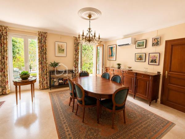 Située dans un environnement calme et pavillonnaire, proche du marché des Bosserons, cette belle maison familiale de 160 m² habitables, édifiée sur un terrain de 517 m², saura vous séduire par ses beaux volumes, sa luminosité et la qualité de sa construction.

Dès l’entrée, vous découvrirez un vaste hall desservant un triple séjour d’environ 42 m², lumineux et CLIMATISÉ, agrémenté d’un élégant sol en marbre et d’une cheminée à bois. Cet espace de vie offre un accès direct à la terrasse et au jardin.

La cuisine indépendante d’environ 18 m², spacieuse et conviviale, bénéficie elle aussi d’un accès direct à la terrasse.

Le rez-de-chaussée comprend également une chambre, un grand placard de rangement dans le couloir, des WC indépendants avec lave-mains.

Un superbe escalier en marbre, équipé d’un monte-escalier sur mesure (facilement démontable si souhaité), mène à l’étage.

L’espace nuit se compose de 4 chambres avec placards intégrés, dont une suite parentale avec sa salle d’eau privative.
 Une seconde grande salle d’eau ainsi qu’un dressing complètent ce niveau.

Le sous-sol total d’environ 85 m² comprend :

* Un double garage.
* Une chaufferie/buanderie avec fenêtre.
* Une pièce supplémentaire avec accès direct au jardin.

À l’extérieur, vous profiterez d’un agréable jardin de 517 m², agrémenté d’un cabanon cadastré, idéal pour le rangement.

Les atouts de cette maison :

* CLIMATISATION récente dans le séjour.
* Fenêtres en double vitrage.
* Tableau électrique récent.
* Portail motorisé.
* Porte de garage motorisée.
  Pas de vis-à-vis!

Cette maison offre de beaux volumes, une distribution fonctionnelle et un cadre de vie agréable, idéale pour une famille à la recherche d’espace dans un quartier recherché.
