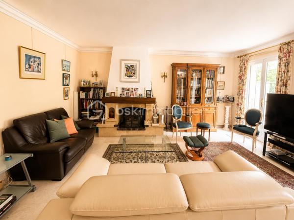 Située dans un environnement calme et pavillonnaire, proche du marché des Bosserons, cette belle maison familiale de 160 m² habitables, édifiée sur un terrain de 517 m², saura vous séduire par ses beaux volumes, sa luminosité et la qualité de sa construction.

Dès l’entrée, vous découvrirez un vaste hall desservant un triple séjour d’environ 42 m², lumineux et CLIMATISÉ, agrémenté d’un élégant sol en marbre et d’une cheminée à bois. Cet espace de vie offre un accès direct à la terrasse et au jardin.

La cuisine indépendante d’environ 18 m², spacieuse et conviviale, bénéficie elle aussi d’un accès direct à la terrasse.

Le rez-de-chaussée comprend également une chambre, un grand placard de rangement dans le couloir, des WC indépendants avec lave-mains.

Un superbe escalier en marbre, équipé d’un monte-escalier sur mesure (facilement démontable si souhaité), mène à l’étage.

L’espace nuit se compose de 4 chambres avec placards intégrés, dont une suite parentale avec sa salle d’eau privative.
 Une seconde grande salle d’eau ainsi qu’un dressing complètent ce niveau.

Le sous-sol total d’environ 85 m² comprend :

* Un double garage.
* Une chaufferie/buanderie avec fenêtre.
* Une pièce supplémentaire avec accès direct au jardin.

À l’extérieur, vous profiterez d’un agréable jardin de 517 m², agrémenté d’un cabanon cadastré, idéal pour le rangement.

Les atouts de cette maison :

* CLIMATISATION récente dans le séjour.
* Fenêtres en double vitrage.
* Tableau électrique récent.
* Portail motorisé.
* Porte de garage motorisée.
  Pas de vis-à-vis!

Cette maison offre de beaux volumes, une distribution fonctionnelle et un cadre de vie agréable, idéale pour une famille à la recherche d’espace dans un quartier recherché.